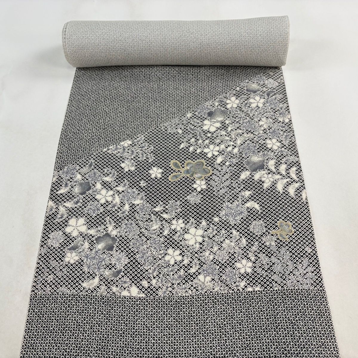 反物 秀品 付下げ 草花 疋田柄 金彩 黒灰 正絹 【中古】 - メルカリ