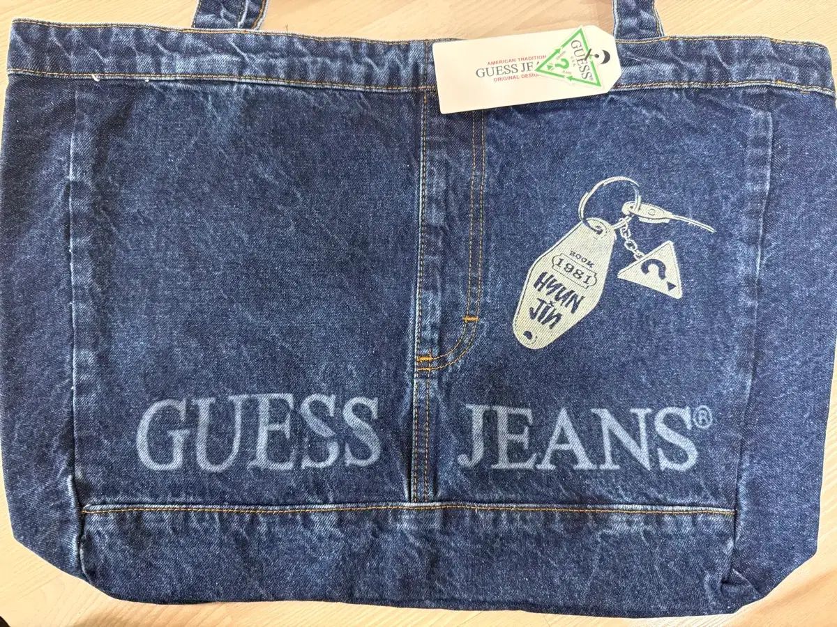 ヒョンジン(HYUNJIN) GUESS ゲス 聖水ポップアップ 刻印バッグ (当日 配送 可能)