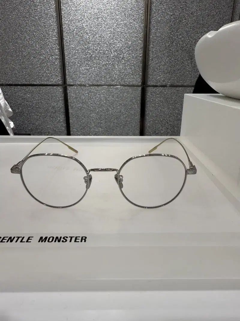 GENTLE MONSTER(ジェントルモンスター) ヨナ02 シルバー チタンテ ほぼ新品