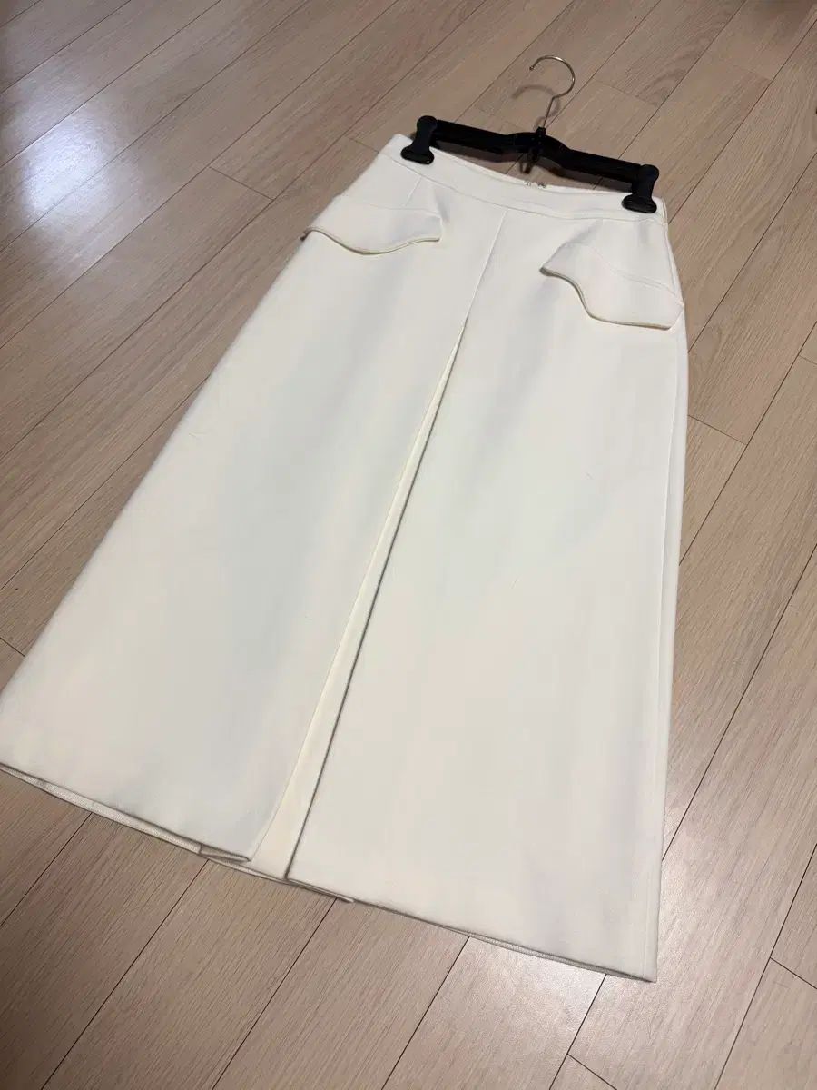 イッミシャ センタープレス ロング スカート アイボリー ミディ スーツ スカート オフィスルック 通勤ルック プリーツ