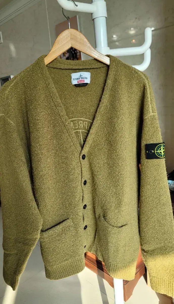 Supreme x ストーンアイランド ブークレ カーディガン オリーブ - 23FW