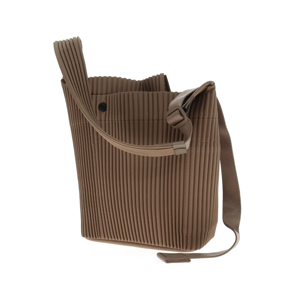 【中古】オム プリッセ イッセイミヤケ HOMME PLISSE ISSEY MIYAKE 2025年秋冬 ポリエステル系 ショルダーバッグ ブラウン系【W33xH28.5xD9】【メンズ】