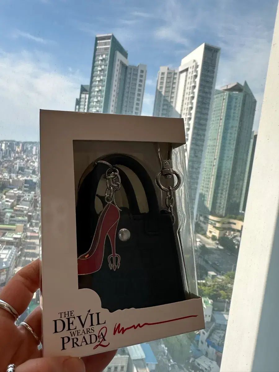 悪魔はプラダを着用2 LOTTE CINEMA キーホルダー (未開封)