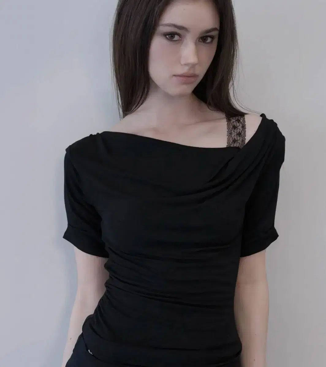 秋山 澪 draped lace trim top black