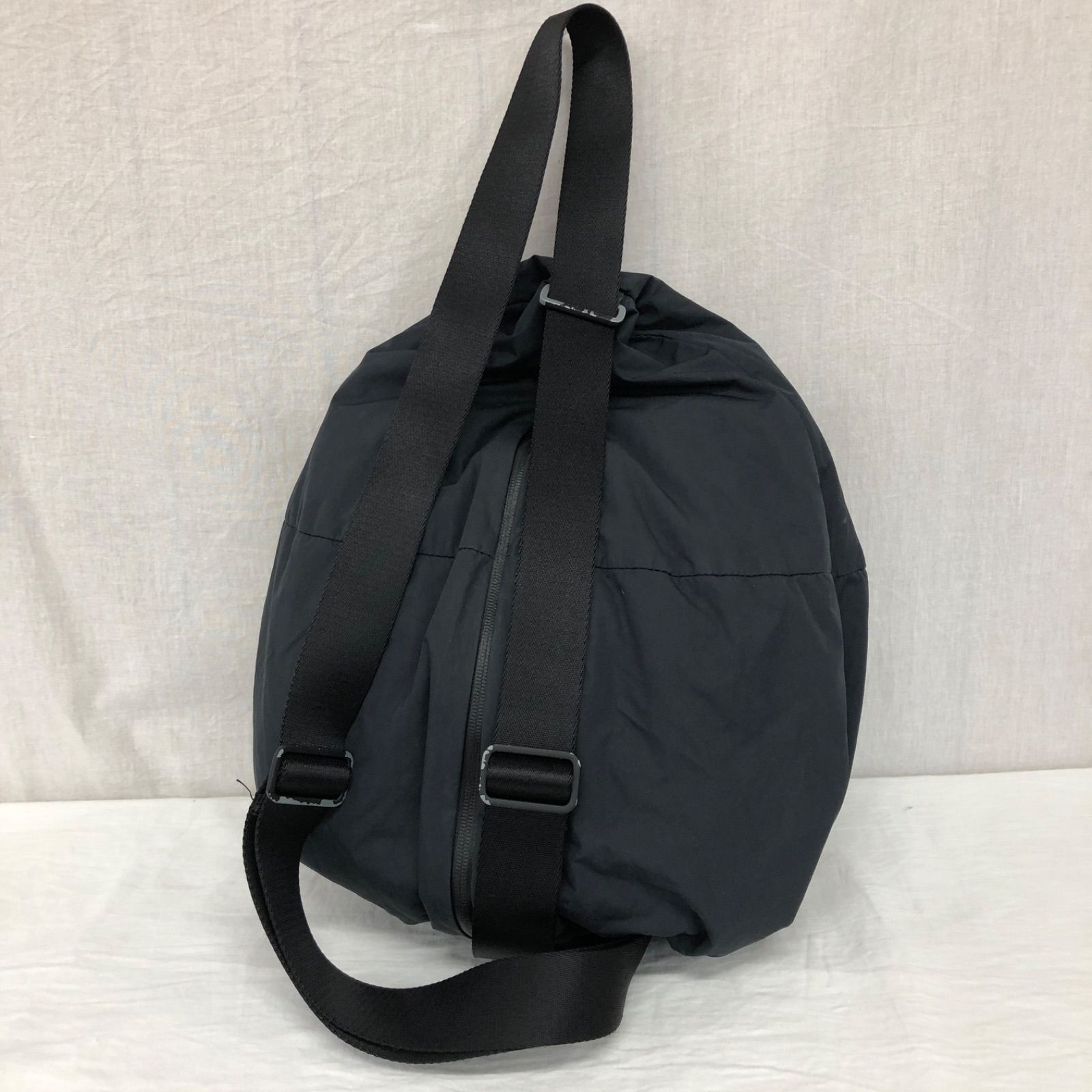 COS ナイロンクロスボディスリングバックパック パデッド ショルダー 