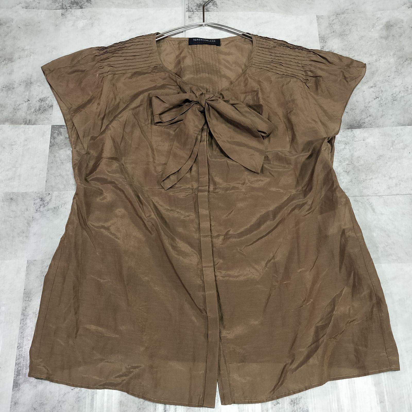 シルク混【美品】TOMORROW LAND COLLECTION ノースリーブ ボウタイ リボン ブラウス サイズ38 Мサイズ相当 ブラウン ベージュ コットンシルク ピンタック オフィスカジュアル フォーマル 高級ライン