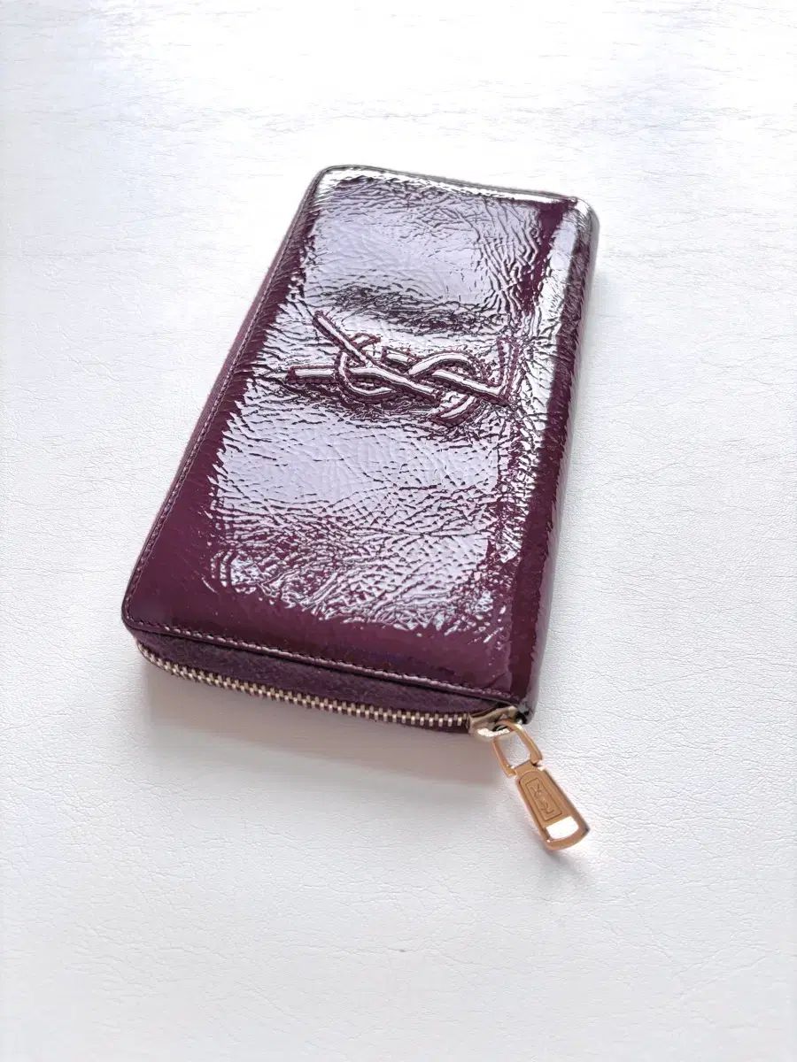 YVES SAINT LAURENT イヴ・サンローラン PURPLE パープル ジッパー 長財布 エナメル バーガンディ JAJU 36,825円