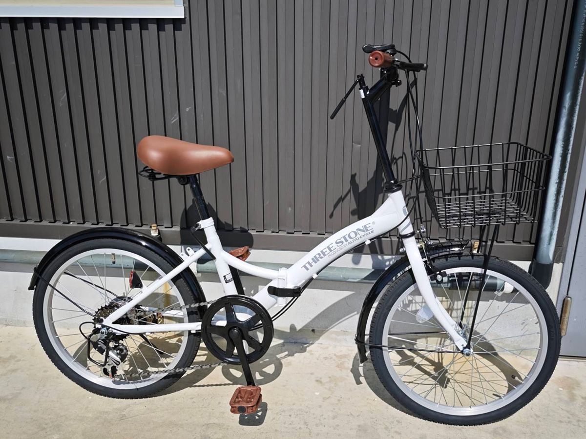 【訳あり】試乗車・アウトレット 折りたたみ自転車 20インチ[P-008] ホワイト 自転車 シマノ社製外装6段ギア 前カゴ フェンダー ペダル 片足スタンド 反射板 付き 【プレゼント：LEDライト ロック錠】