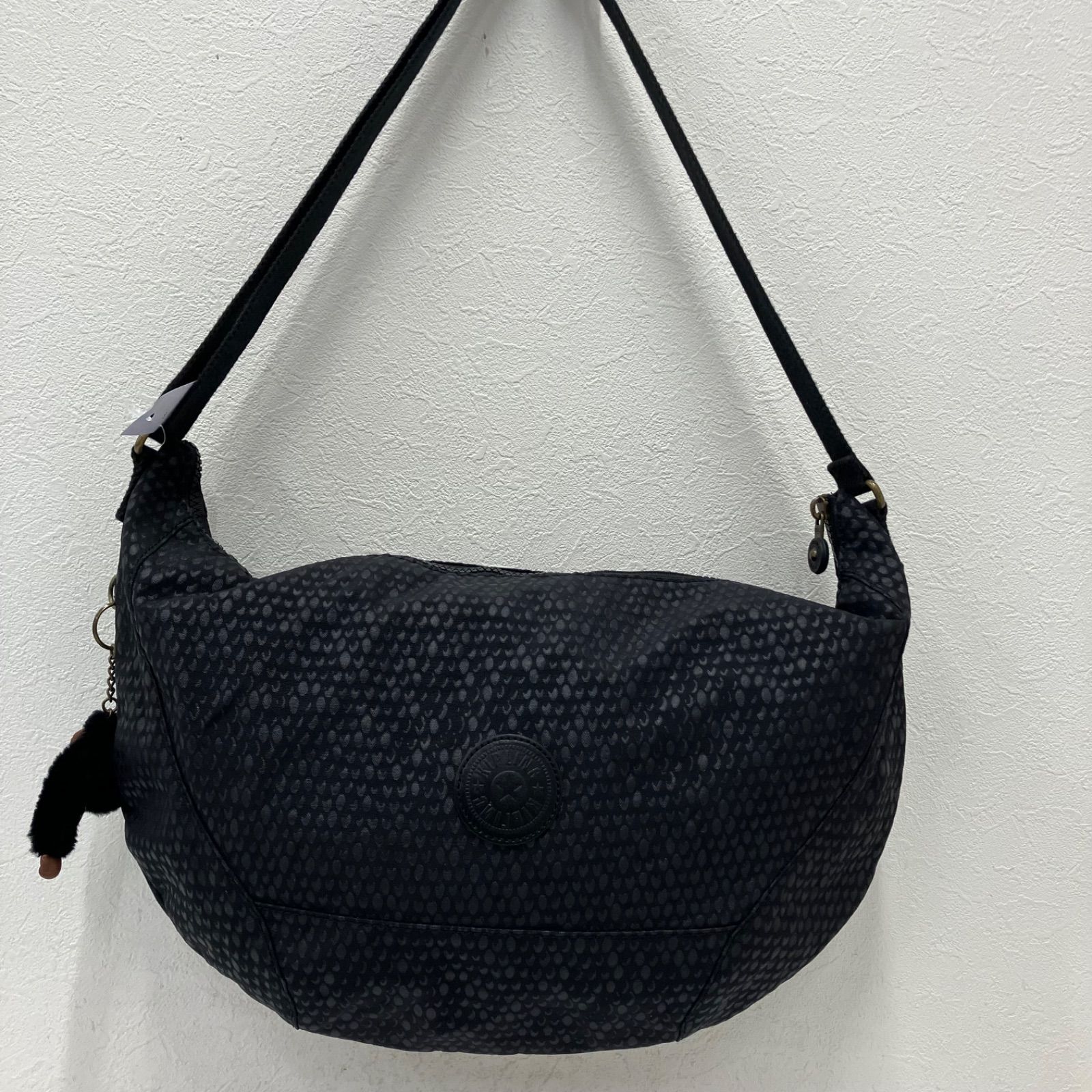 3166　KIPLING　キプリング　ショルダーバッグ　ブラック　黒　チャーム付き　モンキー　ゴリラ　軽量　シンプル　カジュアル　ポケット多数