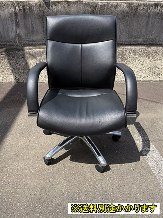 【中古】【一部地域送料無料】ビニールレザーチェア　肘付　ブラック　役員用椅子　エグゼクティブチェア　F-DA-836-0511A