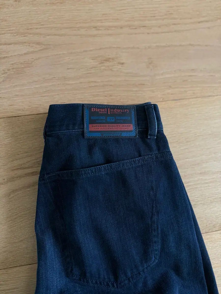 DIESEL リラックスド フィット ブラック ジーン