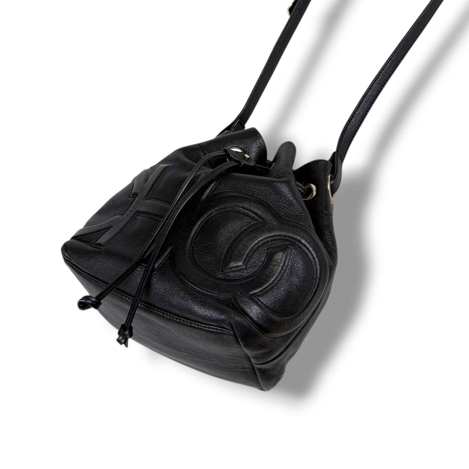 JIMMY CHOO ジミーチュウ ジュノ 巾着型　ドローストリング　ショルダーバッグ クロスボディバッグ　ブラック　黒　エンボスロゴ 18,760円