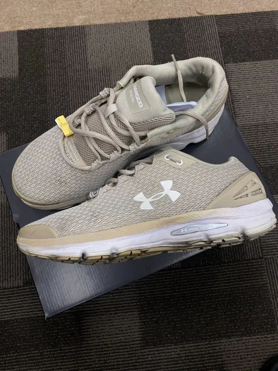 UNDER ARMOUR アンダーアーマー チャージド ジェミン スニーカー ベージュ