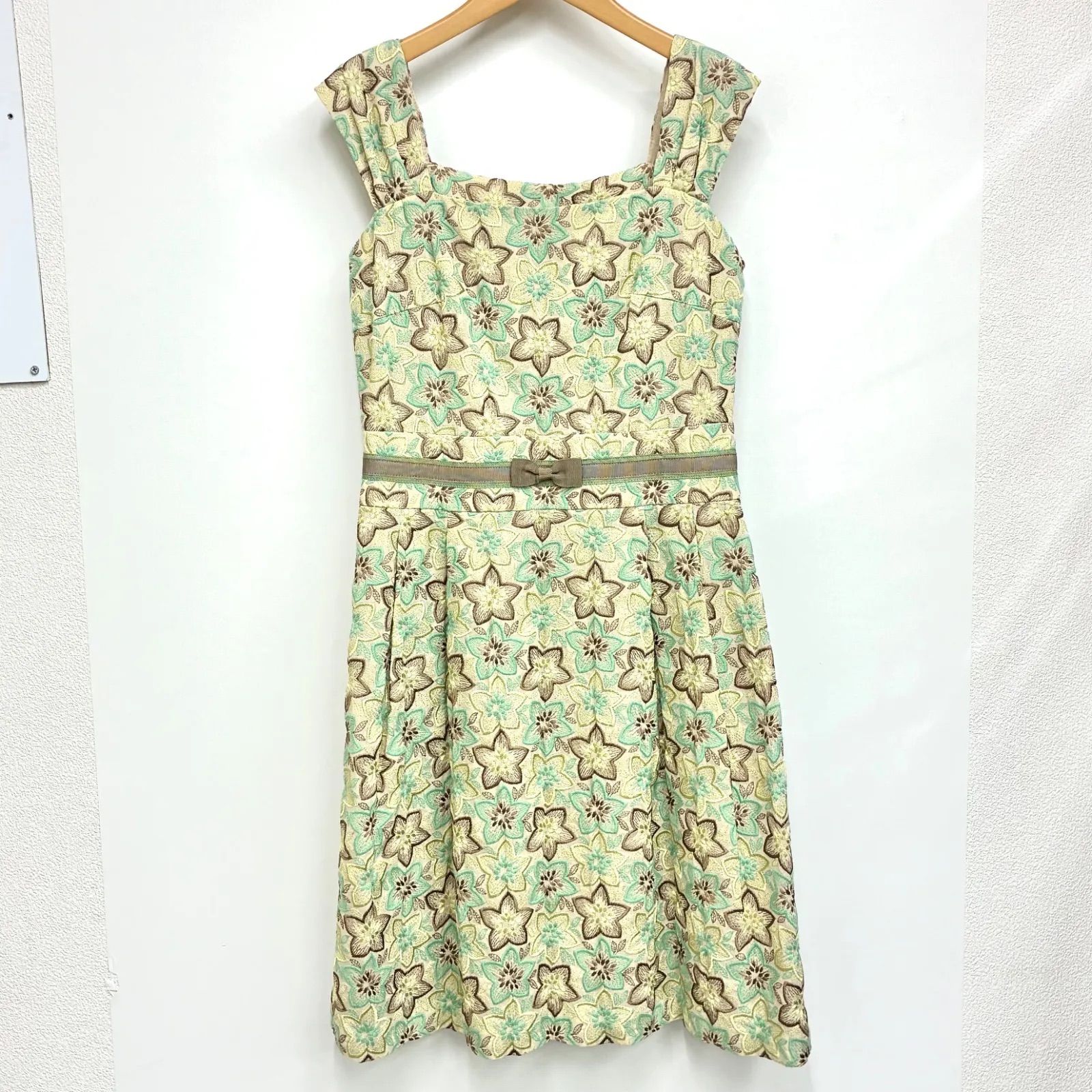 【トッカ TOCCA】ノースリーブ 花柄刺繍ワンピース 膝丈 ベージュ系 サイズ2 7,521円