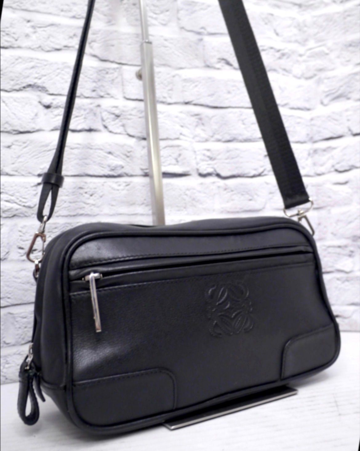 美品◆ LOEWE ロエベ ANAGRAM アナグラム クロスボディ エンボス レザー クロスボディ ショルダー バッグ ポーチ 黒◆使いやすい定番モデル