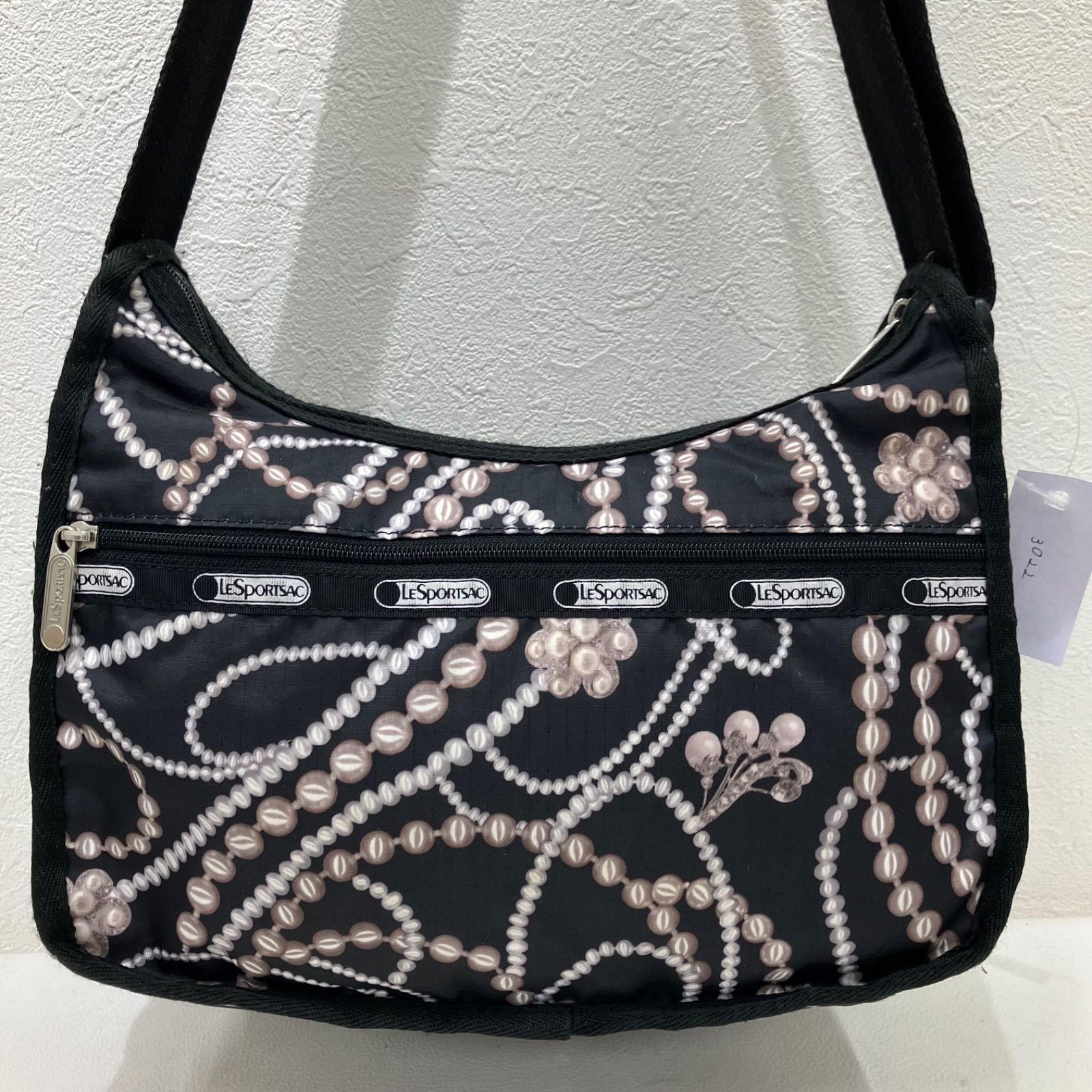 3022　LeSportsac　レスポートサック　ショルダーバッグ　クラシックホーボー　ブラック　黒　パール　真珠　アクセサリー　ジュエリー　レディース　シンプル　カジュアル　軽量