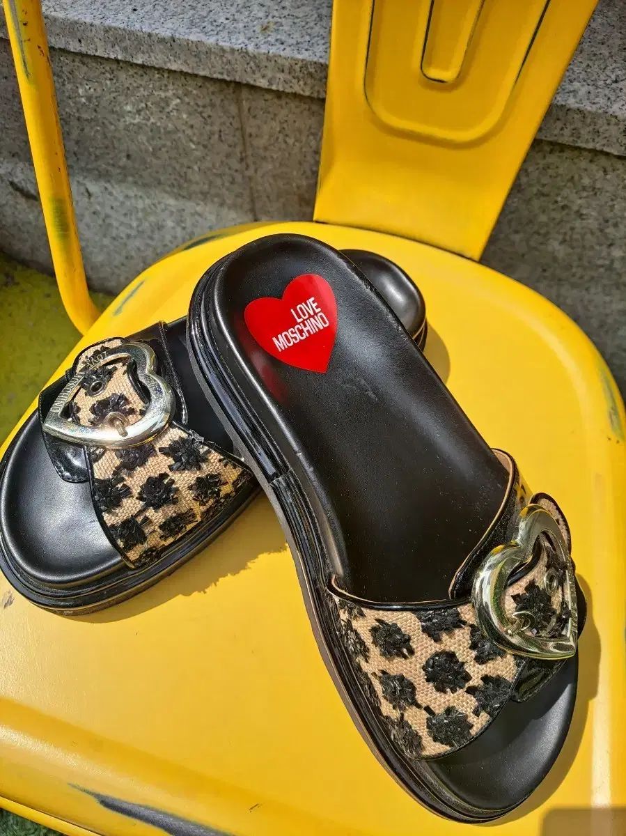 LOVE Moschino ハート バックル スリッパ