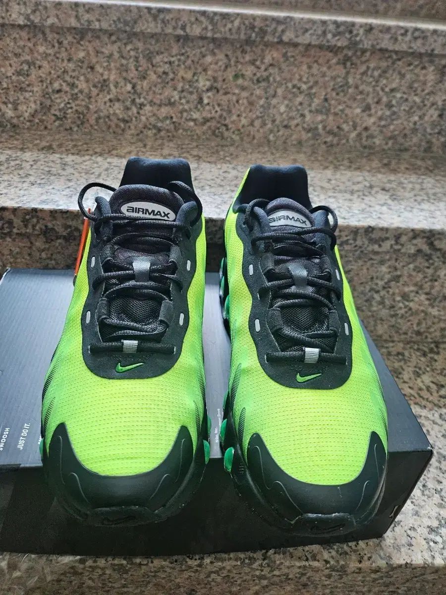 ナイキ dn8 新品 です 280サイズ