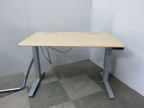 【中古品】オカムラ スイフトシリーズ パネル付き電動昇降式1150平デスク ナチュラル