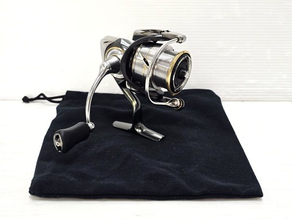 【中古品】 ダイワ Daiwa スピニングリール 20 ルビアス LUVIAS LT2000SXH 収納ポーチあり 〇YR-20017〇