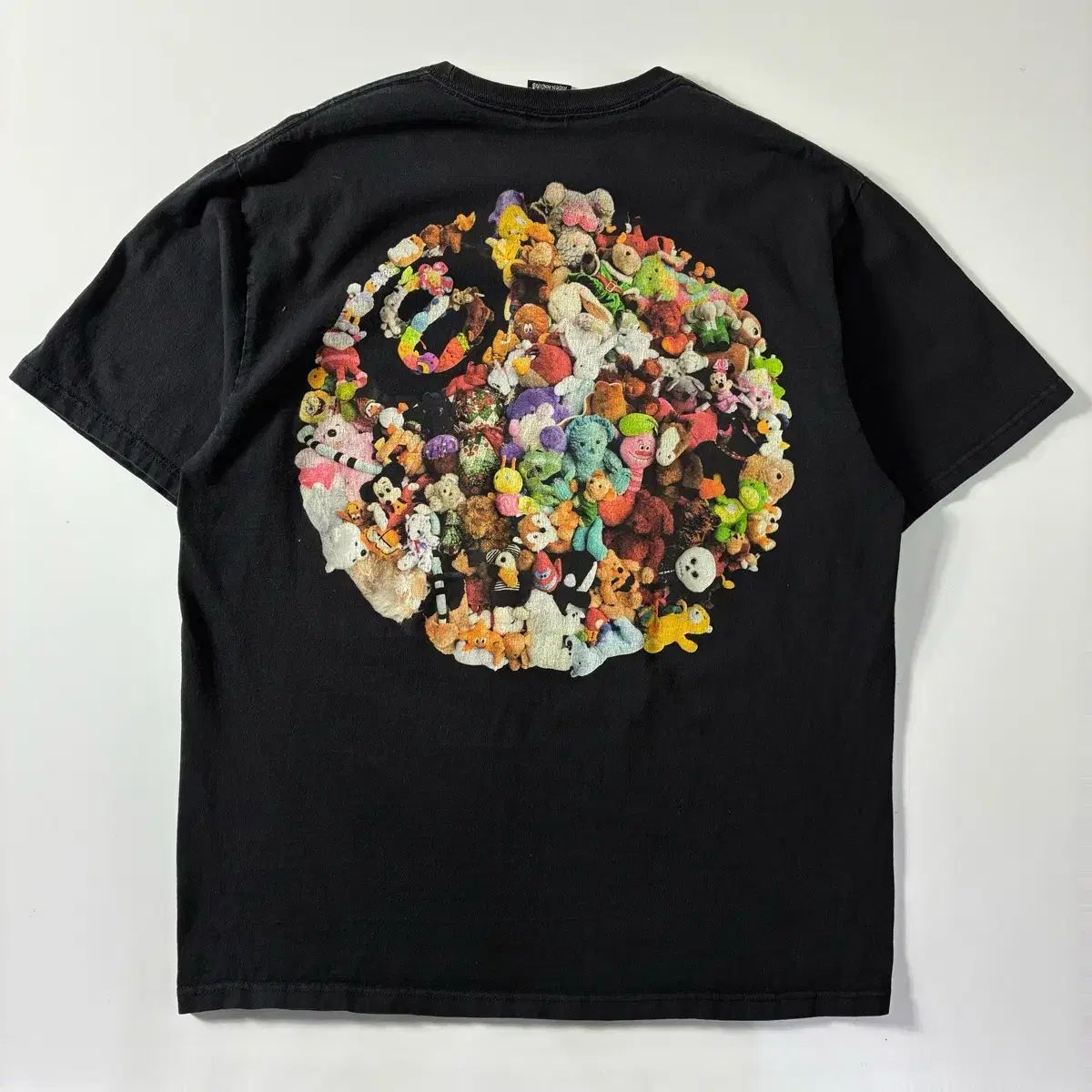 STUSSY ステューシー フラッシュ ぬいぐるみ 8ボール ブラック 半袖 Tシャツ