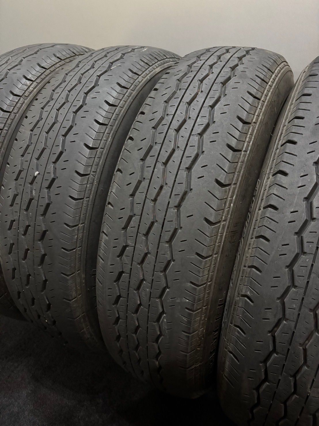★倉庫保管品 195/80R15 107/105L LT BRIDGESTONE/RD-613 17年 夏タイヤ サマータイヤ 4本 ブリヂストン ハイエース キャラバン (南5-M132)