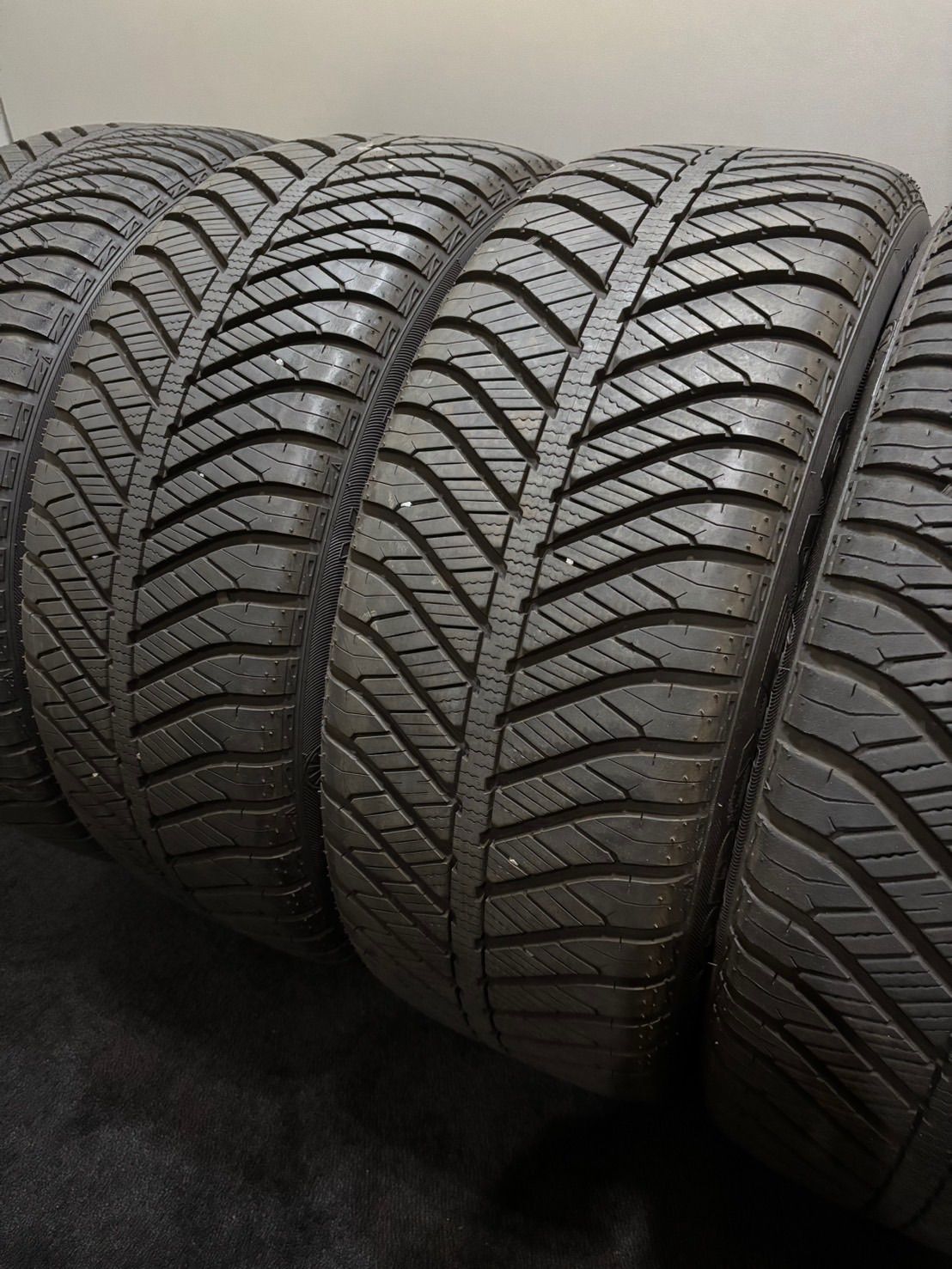 ★225/50R18 GOODYEAR/Vector 4Seasons 23年製 夏タイヤ スタッドレス オールシーズンタイヤ 4本 カローラクロス エスティマ (南7-M135)