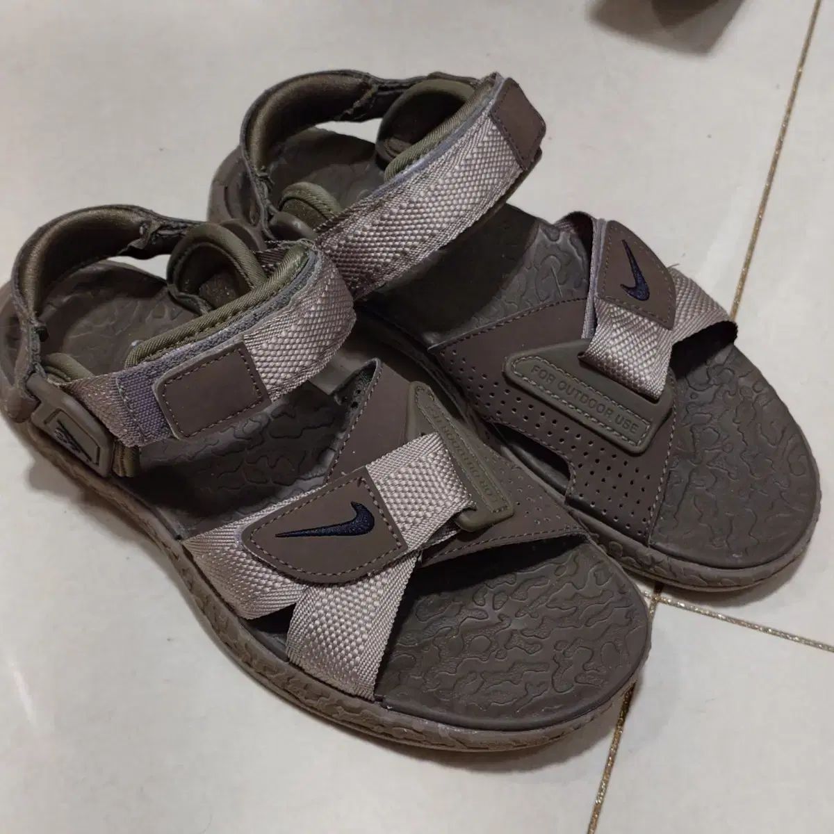 230 NIKE ACG デシュツ アウトドア サンダル ブラウン