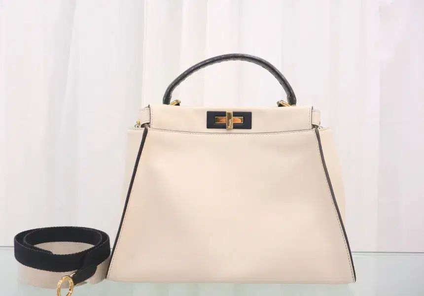 FENDI フェンディ ピーカブー FF Mサイズ 白 アイコニック ショルダーバッグ トートバッグ 8BN290