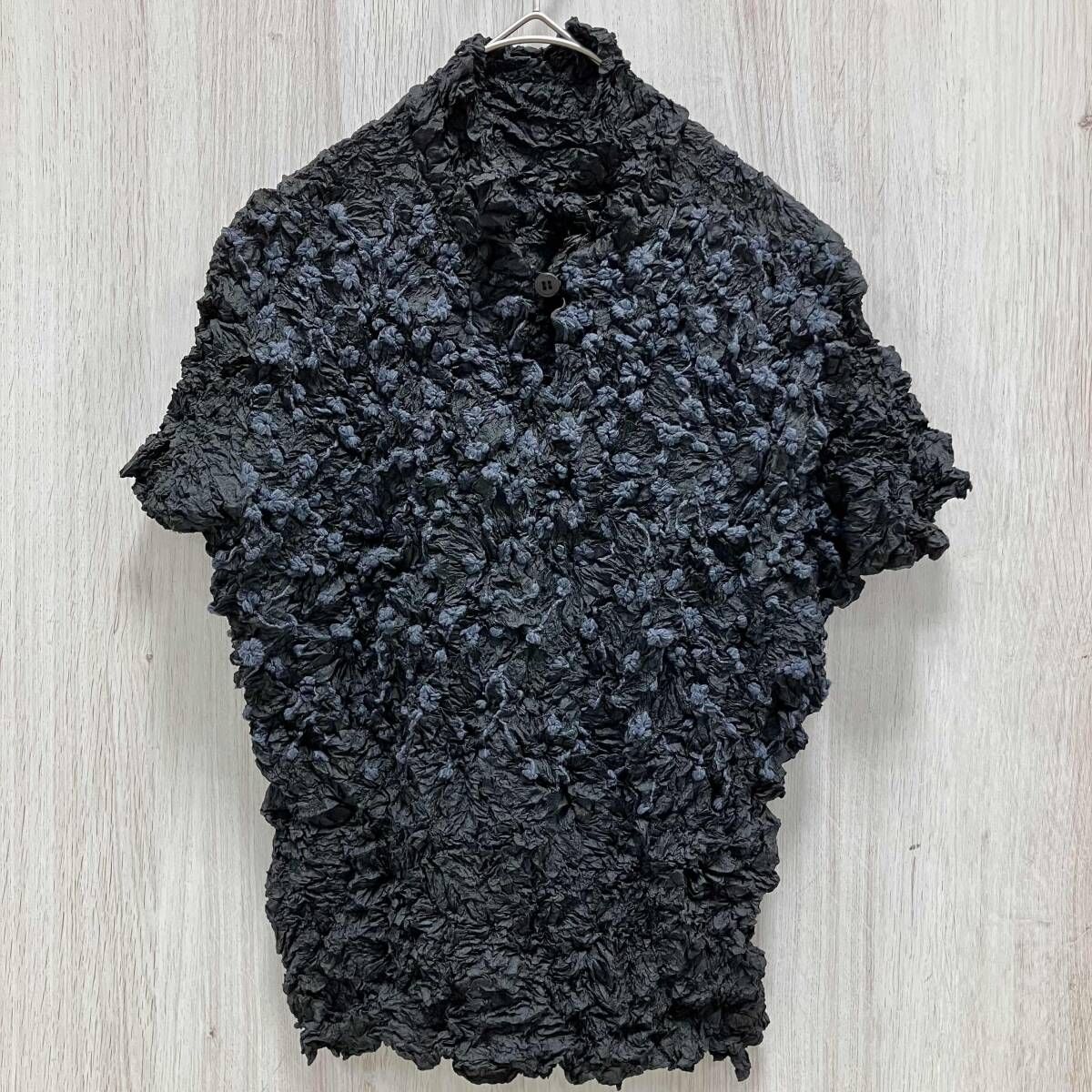 ISSEY MIYAKE/半袖シャツ・ブラウス/M 32FJ921 イッセイミヤケ　ホワイトレーベル　シワ加工　トップス　黒　ブラック　3 12,432円