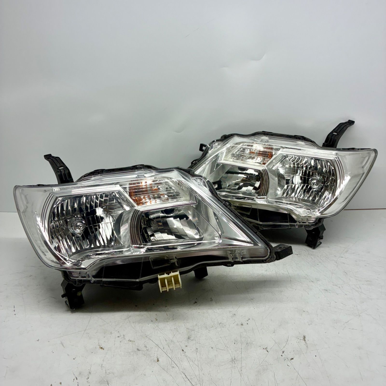 美品【コーティング済】日産 C26 NC26 FC26 FNC26 セレナ ヘッドライト