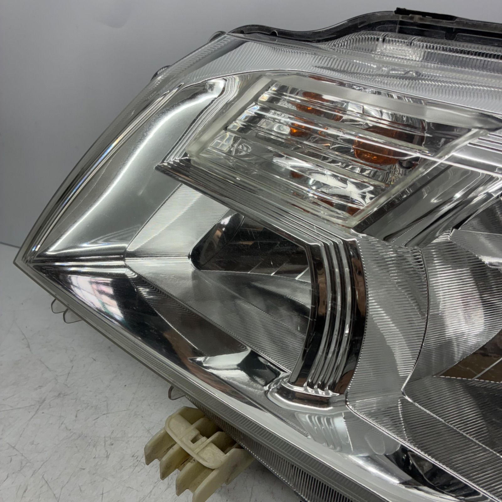 美品【コーティング済】日産 C26 NC26 FC26 FNC26 セレナ ヘッドライト