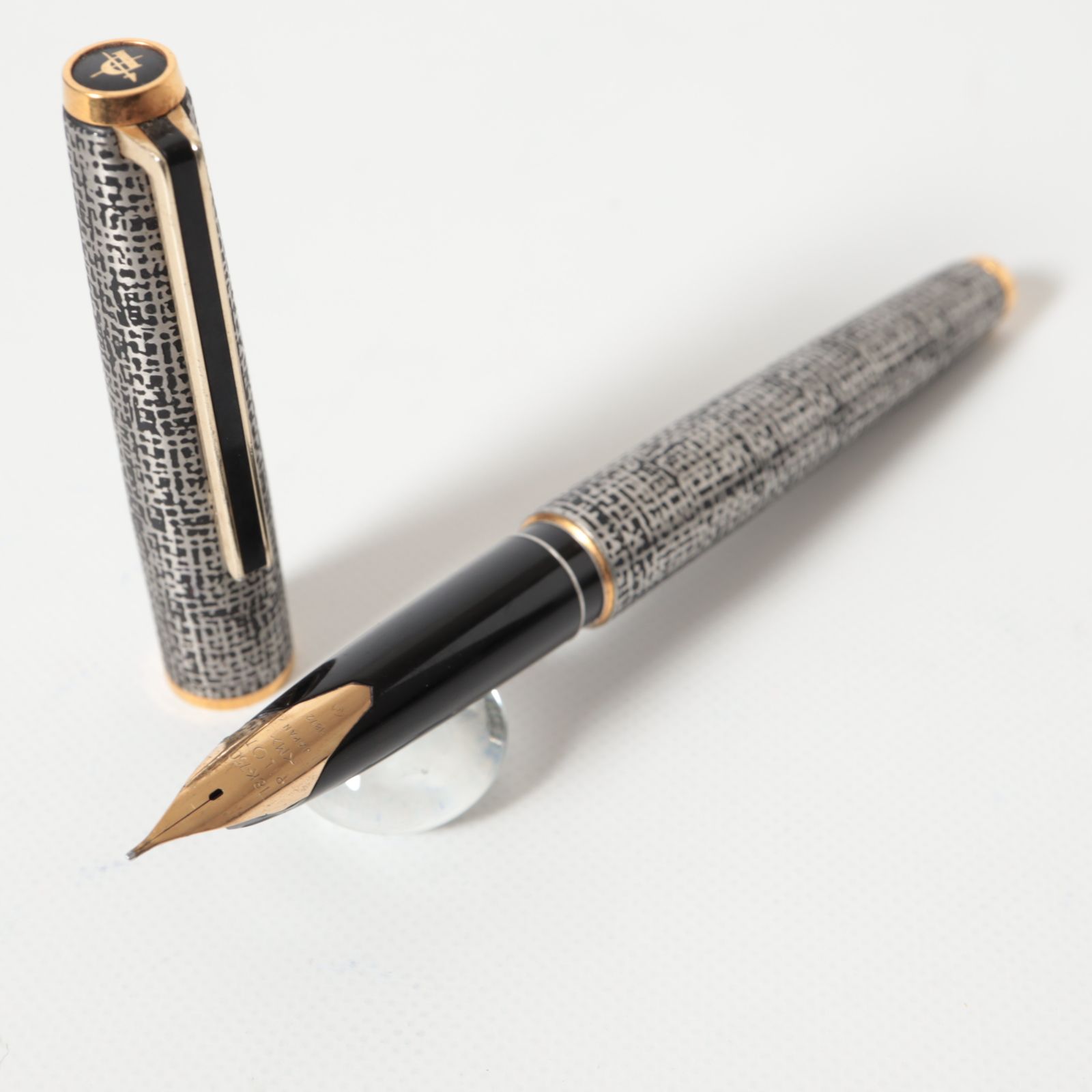 PILOT パイロット カスタム 万年筆 18K M 中字 1972年製 ステンレス 格子柄 シルバー ゴールドトリム 試筆済 本体のみ