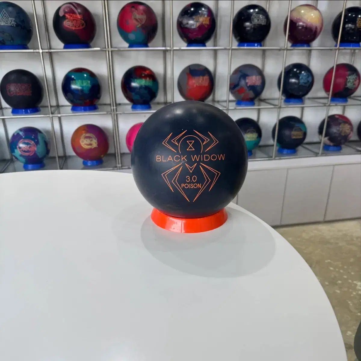 black widow（ブラックウィドウ） 3 0 ポイズン(中古ボーリングボール)(おまけ付き※メルカリshop取引では対象外、リース指孔可能)