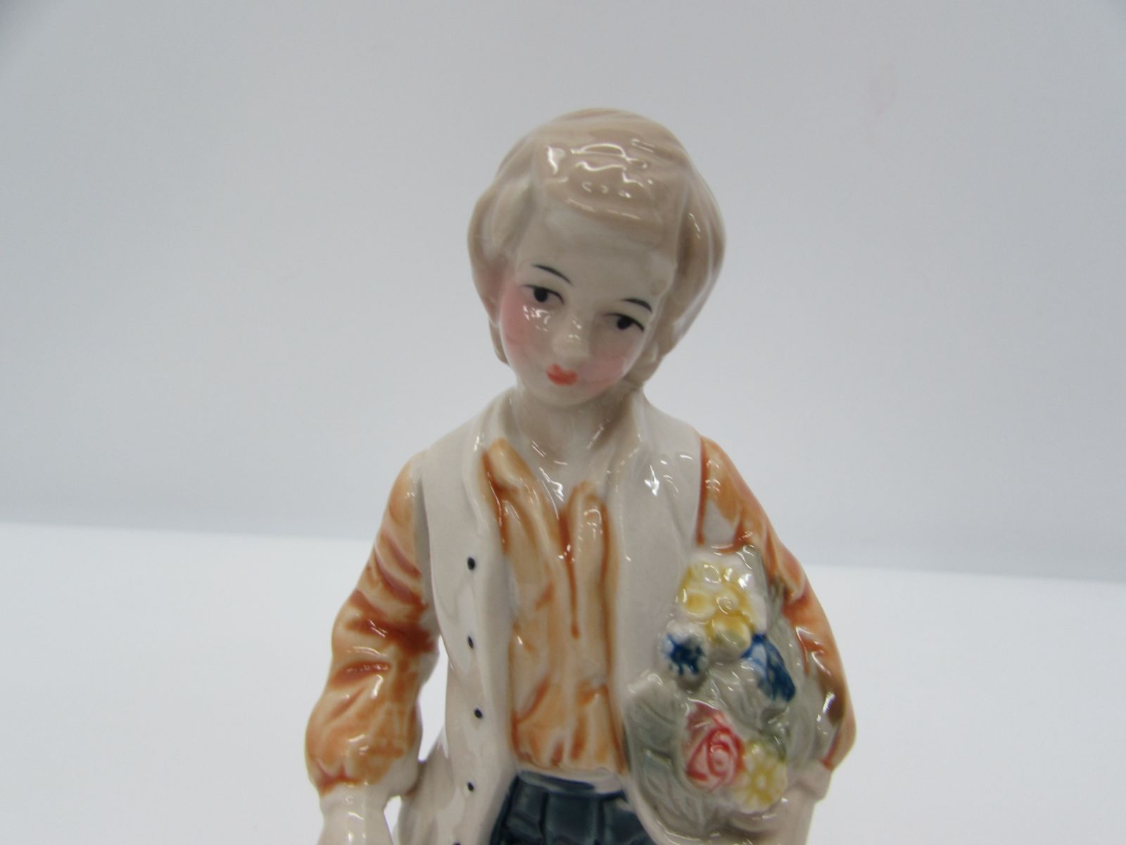 フィギュリン 少年 青年 花 花束 陶器製 台湾製 陶器 人形 - メルカリ