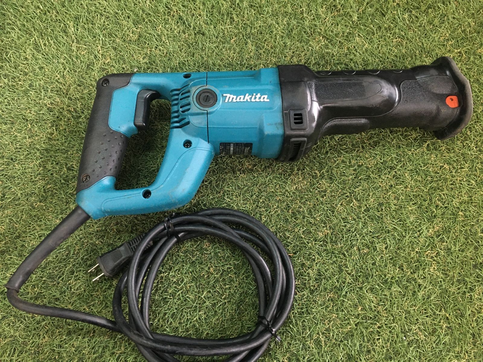 中古品】【0906】☆makita(マキタ) 100v レシプロソー JR3050T