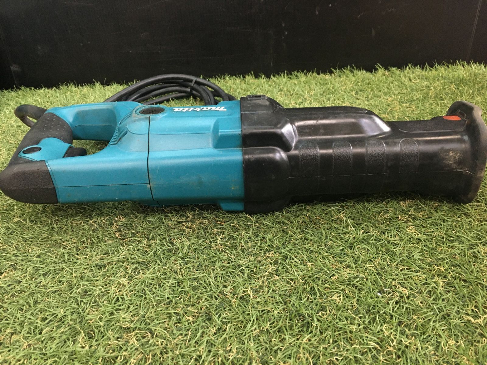 中古品】【0906】☆makita(マキタ) 100v レシプロソー JR3050T