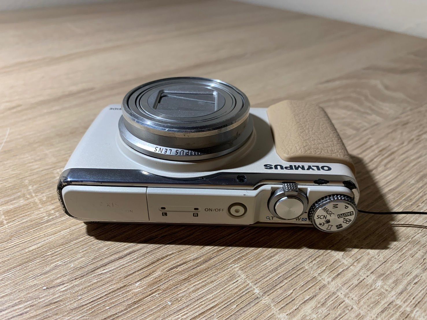カメラ OLYMPUS STYLUS SH-60 ホワイト ケース付 デジカメ