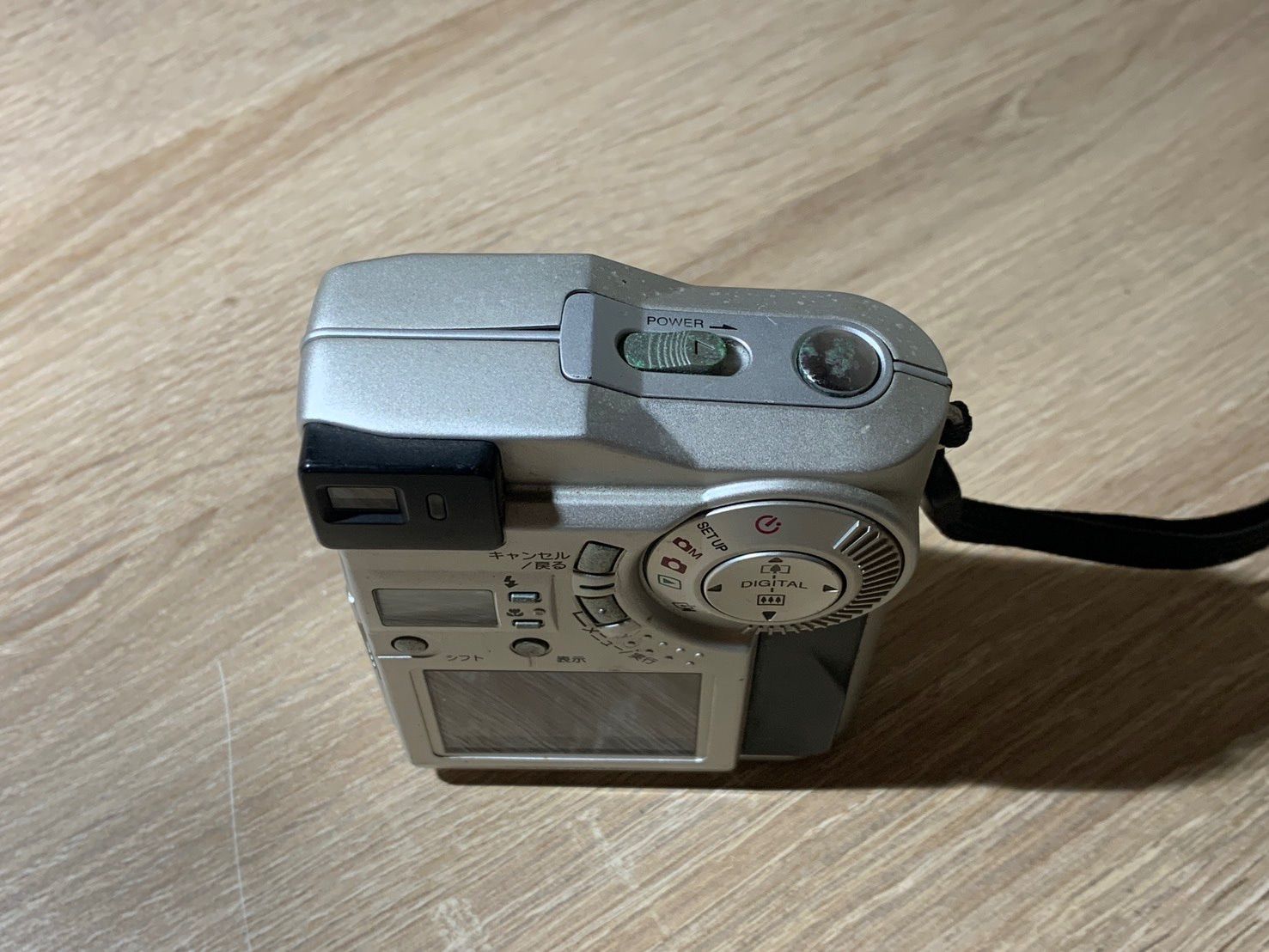0446 FUJIFILM FINEPIX 2700 シルバー デジカメ ジャンク品 【コ
