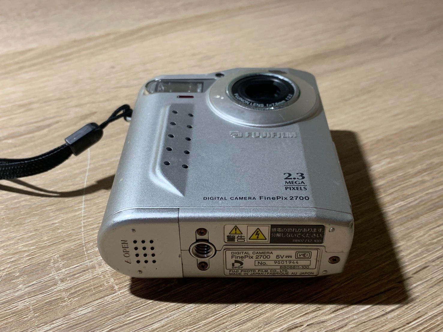 0446 FUJIFILM FINEPIX 2700 シルバー デジカメ ジャンク品 【コ