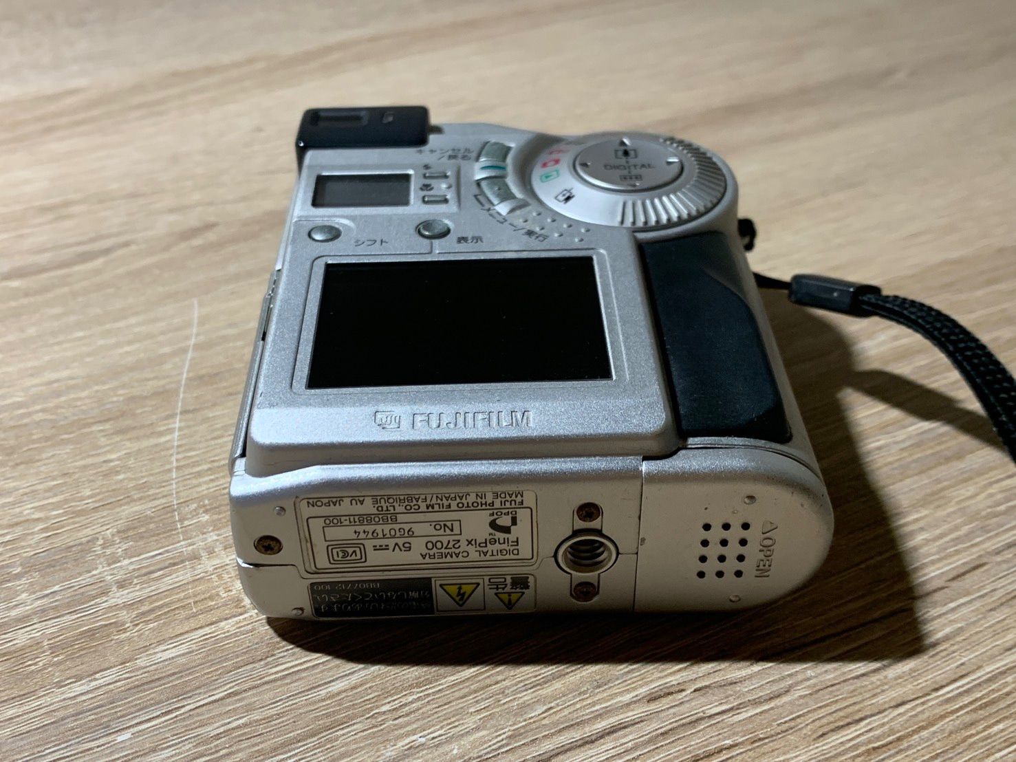 0446 FUJIFILM FINEPIX 2700 シルバー デジカメ ジャンク品 【コ