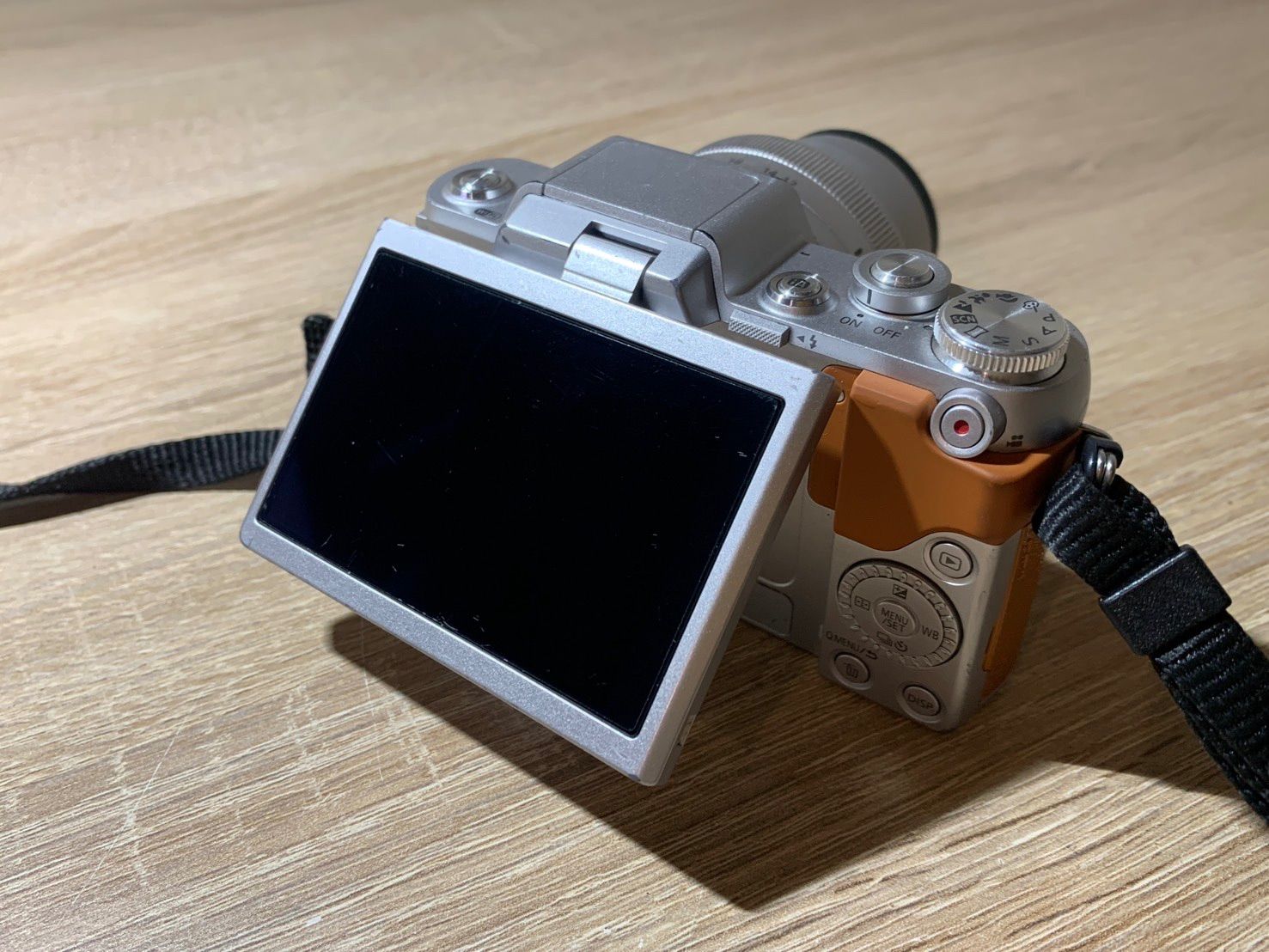 0407 Panasonic Lumix DMC-GF7 オレンジ デジカメ ジャンク品 【コ