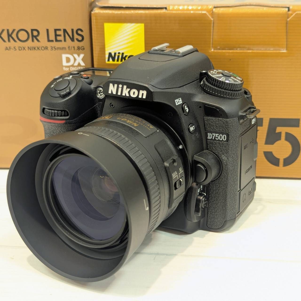 【塩】美品 Nikon APS-C 2088万画素 デジタル一眼レフカメラ D7500 + 標準単焦点レンズ AF-S DX NIKKOR 35mm F1.8 G ニコン【23723MO】E12
