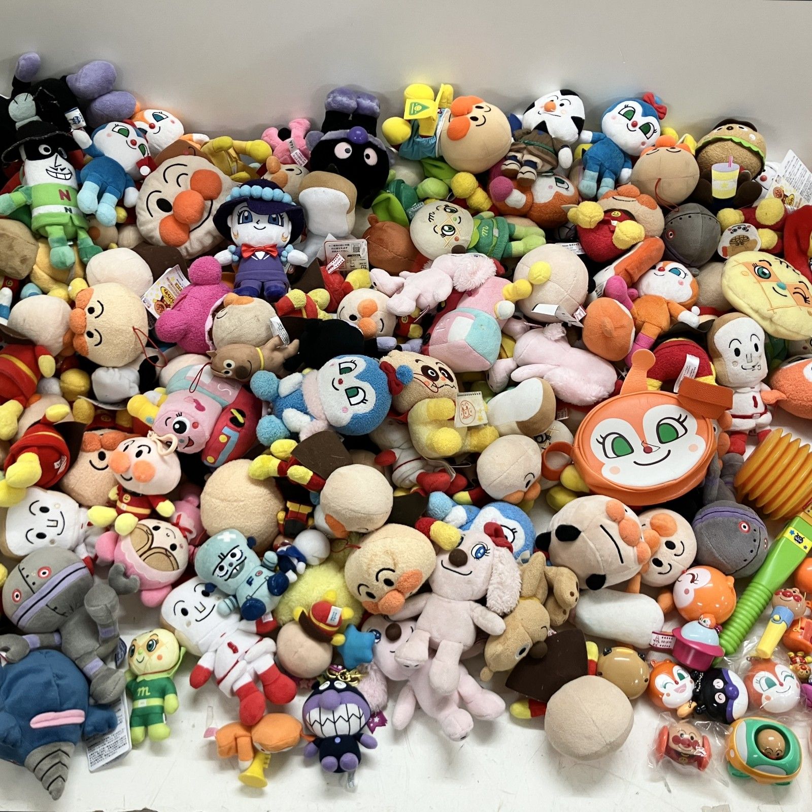 ◆アンパンマン 約190点 まとめ商品 ぷりちぃビーンズ ぬいぐるみ 雑貨 おもちゃ など ナガネギマン ロボリィ しらたまさん など 現状品