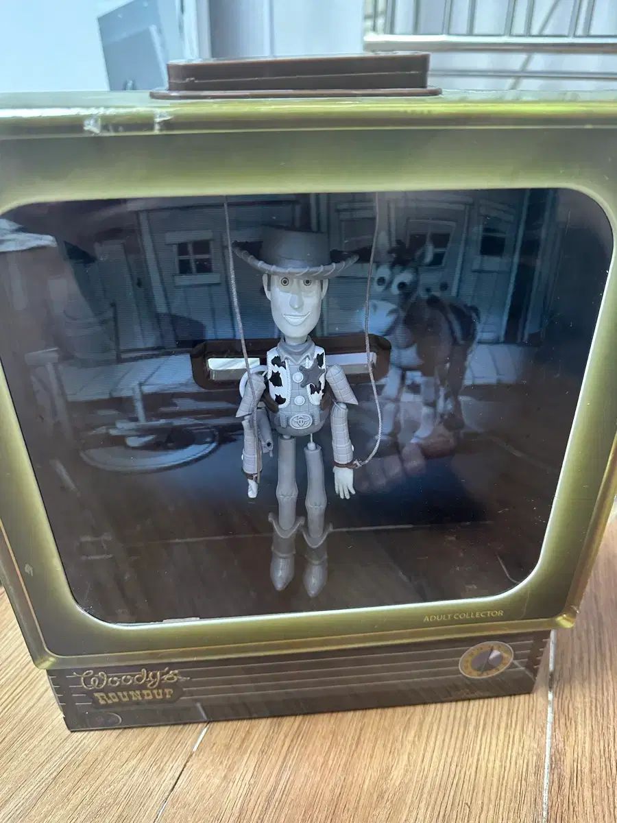 トイストーリー ウッディ 黒白 TV