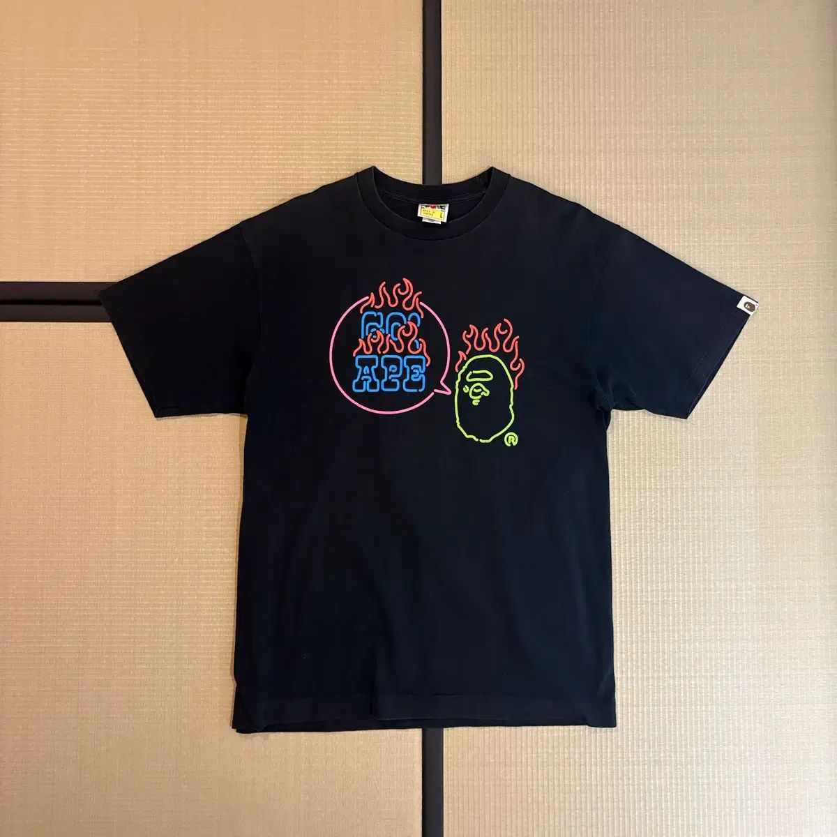 A BATHING APE アベイシングエイプ ネオンサイン 半袖Tシャツ