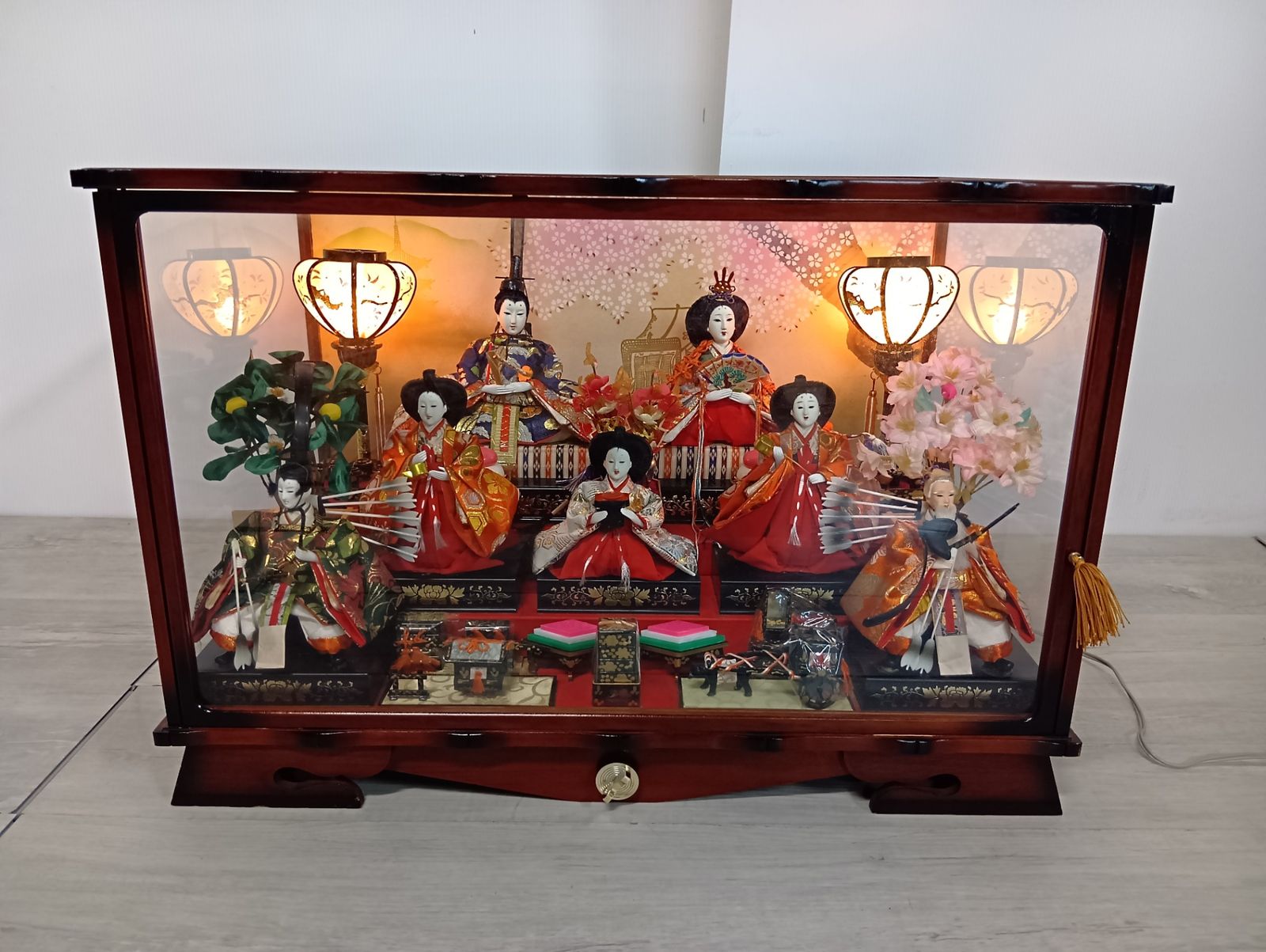 ひな人形 七人飾り ガラスケース入り オルゴール ライト付き 動作品_