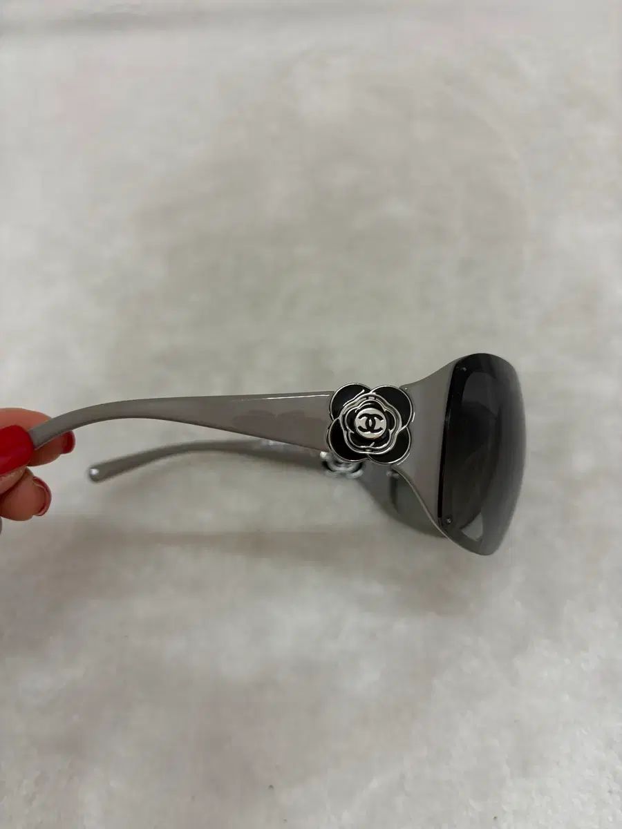 シャネル カメリア グレー サングラス (正規品)