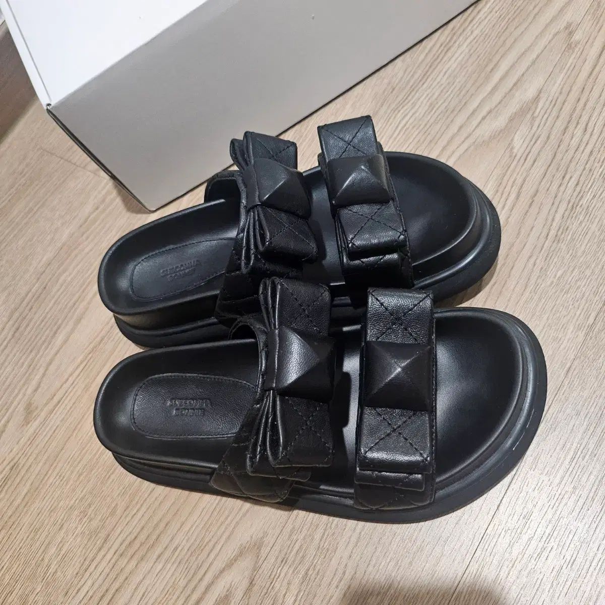 シューコンマボニー スリッパ
