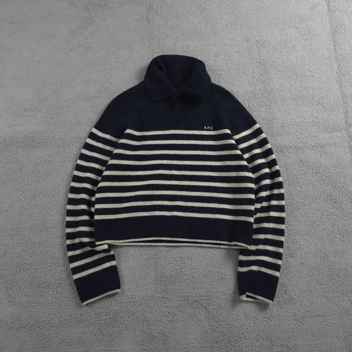 A.P.C. ストライプ デザインテープ クロップド ハイネック セーター (80)